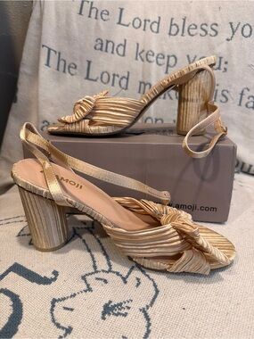AMOJI Gold Pleated Knot Slingback Block Heels
